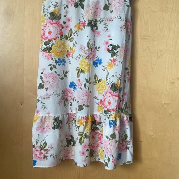 Floral summer dress, goes past the knees. - Picture 3 of 4